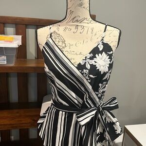 Beautiful White House black market top size 6. New without tags